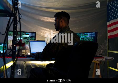 Hacker americano in unifrorm militare su Dark web, concetto di cyberwar. Foto Stock