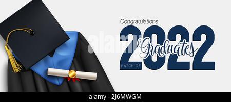 Design vettoriale di saluto di laurea. Congratulazioni 2022 laureati testo con 3D cappellino da tavolo, abito di laurea e elementi di diploma per la cerimonia. Illustrazione Vettoriale