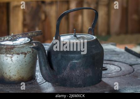 Bellissimo bollitore d'acciaio su stufa a legna in campagna Foto stock -  Alamy