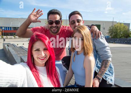 gruppo ritratto di quattro giovani amici Foto Stock