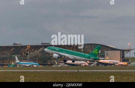 Aeroporto di Cork, Cork, Irlanda. 03rd maggio 2022. Si allana per un volo Aer Lingus di prima mattina ad Amsterdam dall'aeroporto di Cork, Cork, Irlanda. - Credit; David Creedon / Alamy Live News Foto Stock