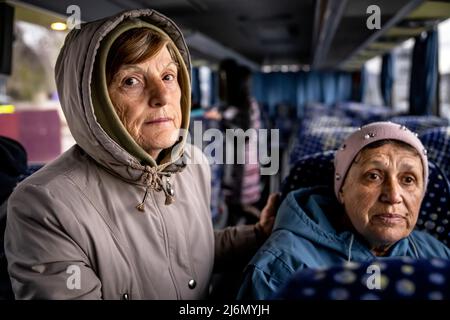 I rifugiati ebrei provenienti dall'Ucraina lasciano la capitale moldava Cisinau in autobus con l'aiuto di ZWST, Ufficio Centrale di benessere degli ebrei in Germania, e vengono portati a Francoforte. Foto Stock