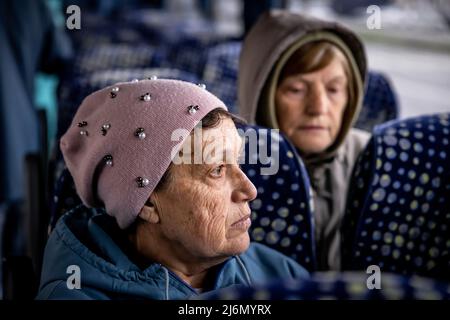 I rifugiati ebrei provenienti dall'Ucraina lasciano la capitale moldava Cisinau in autobus con l'aiuto di ZWST, Ufficio Centrale di benessere degli ebrei in Germania, e vengono portati a Francoforte. Foto Stock