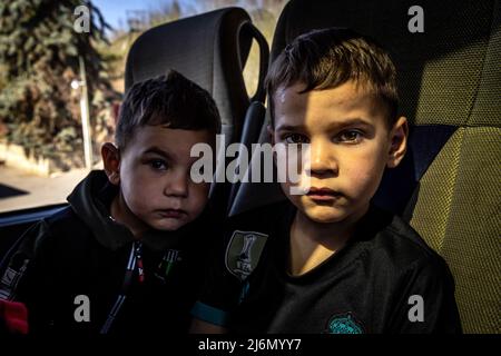 I rifugiati ucraini lasciano Chisinau, capitale moldava. Da qui, l'ONG "Be an Angle" di Berlino organizza il viaggio dei rifugiati in autobus verso la Germania. Foto Stock