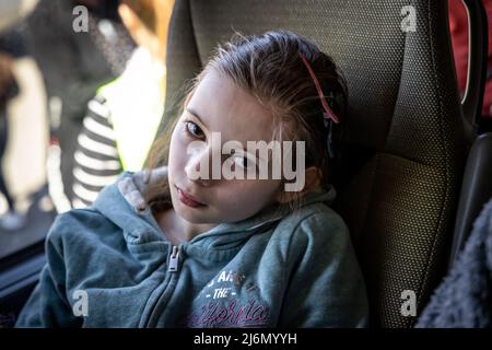 I rifugiati ucraini lasciano Chisinau, capitale moldava. Da qui, l'ONG "Be an Angle" di Berlino organizza il viaggio dei rifugiati in autobus verso la Germania. Foto Stock