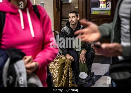 Rifugiato disabile dall'Ucraina Dimitrie lascia la capitale moldava Chisinau. Da qui, l'ONG "Be an Angle" di Berlino organizza il viaggio dei rifugiati in autobus verso la Germania. Foto Stock