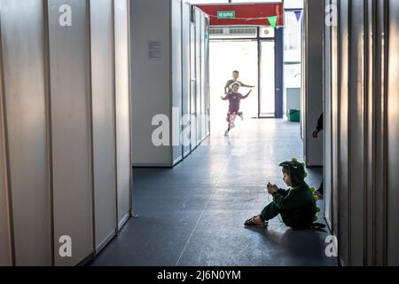 I bambini rifugiati ucraini giocano nel campo profughi del centro espositivo Moldexpo di Chisinau, Moldavia, dopo la fuga. Foto Stock