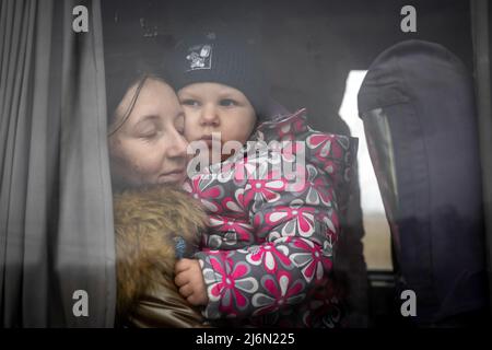 I rifugiati ucraini hanno raggiunto il confine con la Moldavia a Palanka. Da qui vengono portati da piccoli autobus a un punto di raccolta dove vengono forniti bevande e cibo. I pullman accompagnano poi i rifugiati in Romania e in altri paesi europei ospitanti. Foto Stock