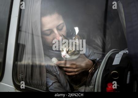 I rifugiati ucraini hanno raggiunto il confine con la Moldavia a Palanka. Da qui vengono portati da piccoli autobus a un punto di raccolta dove vengono forniti bevande e cibo. I pullman accompagnano poi i rifugiati in Romania e in altri paesi europei ospitanti. Foto Stock