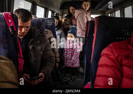 I rifugiati ucraini hanno raggiunto il confine con la Moldavia a Palanka. Da qui vengono portati da piccoli autobus a un punto di raccolta dove vengono forniti bevande e cibo. I pullman accompagnano poi i rifugiati in Romania e in altri paesi europei ospitanti. Foto Stock