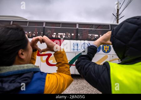 I rifugiati ucraini hanno raggiunto il confine con la Moldavia a Palanka. Da qui vengono portati da piccoli autobus a un punto di raccolta dove vengono forniti bevande e cibo. I pullman accompagnano poi i rifugiati in Romania e in altri paesi europei ospitanti. Foto Stock