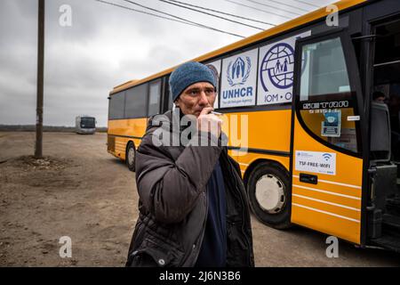 I rifugiati ucraini hanno raggiunto il confine con la Moldavia a Palanka. Da qui vengono portati da piccoli autobus a un punto di raccolta dove vengono forniti bevande e cibo. I pullman accompagnano poi i rifugiati in Romania e in altri paesi europei ospitanti. Foto Stock