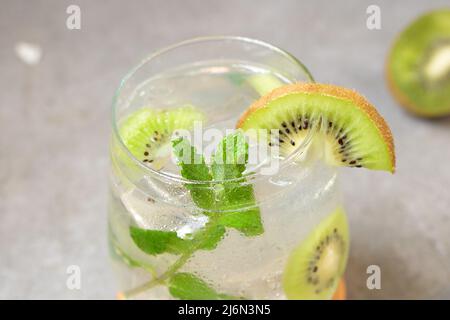 Kiwi mojito cocktail o Caipirinha bere ricette con menta e ghiaccio in bicchieri da vicino. Estate bevanda fredda kiwi limonata Foto Stock