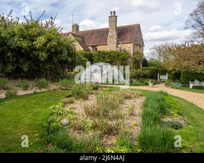 The Manor House, con cupola geodetica di fronte, Kathy Brown's Garden, Stevington, Bedfordshire, Regno Unito Foto Stock