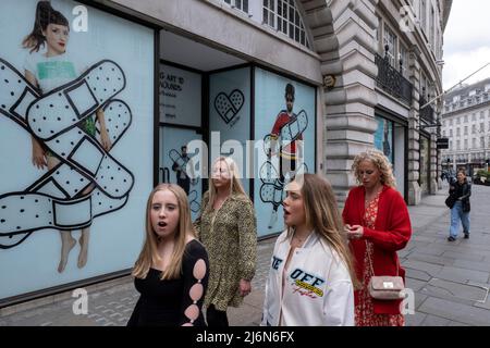 I visitatori di Regent Street il 13th aprile 2022 a Londra, Regno Unito. Regent Street è una delle principali vie dello shopping nel West End di Londra. Foto Stock