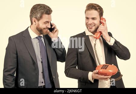 Felici imprenditori rispondere telefono cellulare e chiamata telefonica isolato su frusta, chiamata Foto Stock