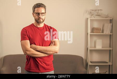 l'uomo adulto in occhiali si sente sicuro mani incrociate, occhio Foto Stock