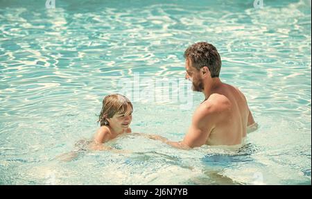 felice famiglia di padre e figlio ragazzo divertirsi in estate piscina, famiglia Foto Stock