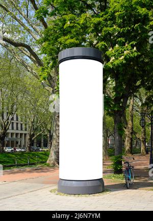 colonna pubblicitaria vuota in una città con spazio libero copia, mockup promozione Foto Stock