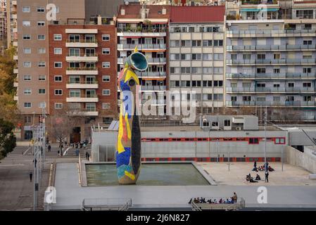 Joan Miró Park e la scultura 'Dona i Ocella' visto dalla terrazza di Las Arenas (Barcellona, Catalogna, Spagna) ESP: El parque Joan Miró, Barcellona Foto Stock