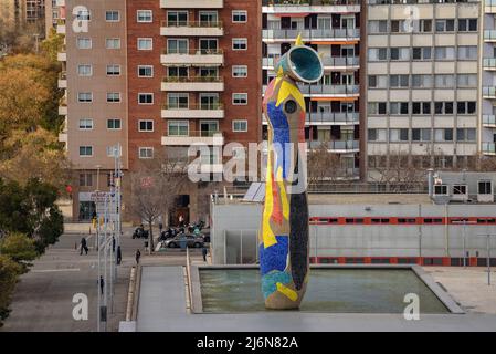 Joan Miró Park e la scultura 'Dona i Ocella' visto dalla terrazza di Las Arenas (Barcellona, Catalogna, Spagna) ESP: El parque Joan Miró, Barcellona Foto Stock