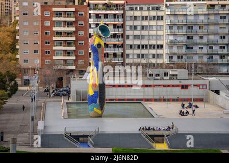 Joan Miró Park e la scultura 'Dona i Ocella' visto dalla terrazza di Las Arenas (Barcellona, Catalogna, Spagna) ESP: El parque Joan Miró, Barcellona Foto Stock