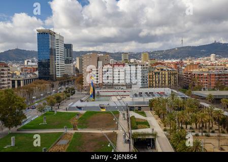 Joan Miró Park e la scultura 'Dona i Ocella' visto dalla terrazza di Las Arenas (Barcellona, Catalogna, Spagna) ESP: El parque Joan Miró, Barcellona Foto Stock