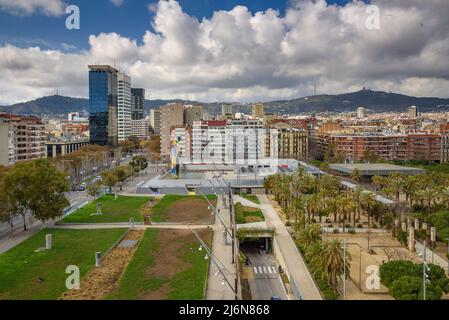 Joan Miró Park e la scultura 'Dona i Ocella' visto dalla terrazza di Las Arenas (Barcellona, Catalogna, Spagna) ESP: El parque Joan Miró, Barcellona Foto Stock