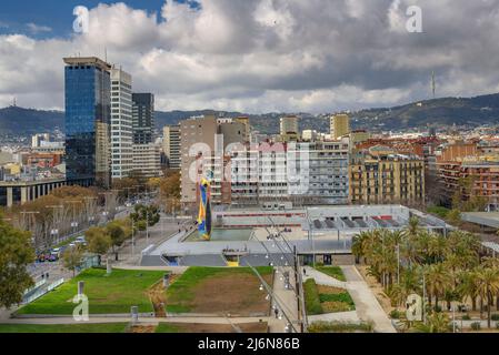 Joan Miró Park e la scultura 'Dona i Ocella' visto dalla terrazza di Las Arenas (Barcellona, Catalogna, Spagna) ESP: El parque Joan Miró, Barcellona Foto Stock