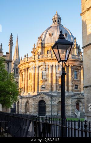 Lampione di fronte alla telecamera Radcliffe all'alba. Oxford, Oxfordshire, Inghilterra Foto Stock