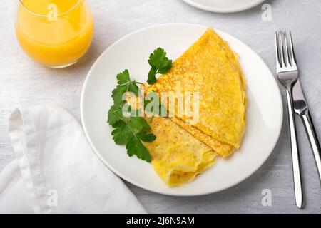 Keto colazione a basso contenuto di grassi, pancake senza farina e noci, ketoccoffee (bolletproof) con olio di cocco, succo d'arancia appena spremuto e arancia Foto Stock