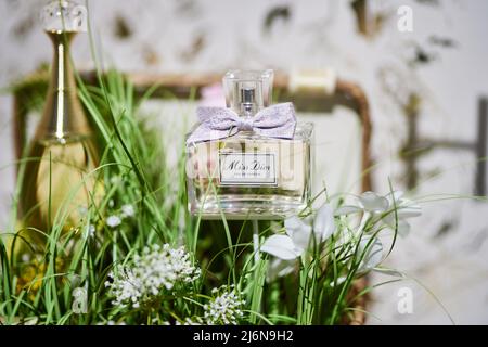 Miss Dior, Eau de Parfum, bottiglia di profumo con nastro Foto Stock