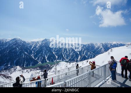 (220503) -- NAGANO, 3 maggio 2022 (Xinhua) -- la gente scatta le foto del paesaggio della neve da Daikanbo nella Prefettura di Toyama, Giappone, 3 maggio 2022. (Xinhua/Zhang Xiaoyu) Foto Stock