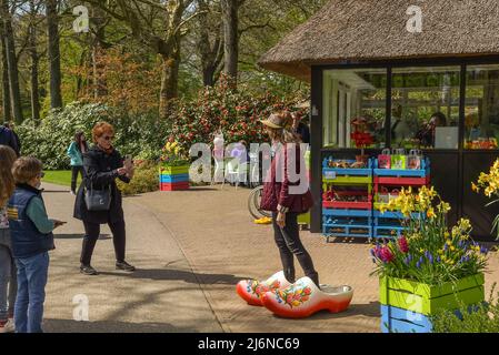 Lisse, Paesi Bassi, aprile 2012. I turisti hanno le loro foto scattate alla mostra dei fiori De Keukenhof. Foto di alta qualità Foto Stock