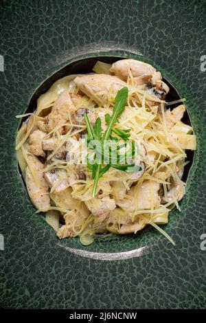 Tagliatelle cremose con pollo e funghi Foto Stock