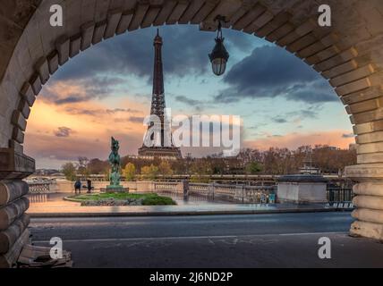 Parigi, Francia - 19 novembre 2020: Torre Eiffel vista dall'arco del ponte di Bir Hakeim a Parigi Foto Stock