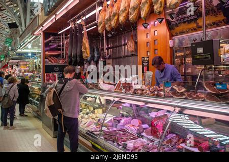 Gli amanti dello shopping al Mercado Central a Valencia, Spagna. Lo storico Mercado Central è uno dei mercati più antichi d'Europa ancora in funzione, popolare tra i turisti. Foto Stock