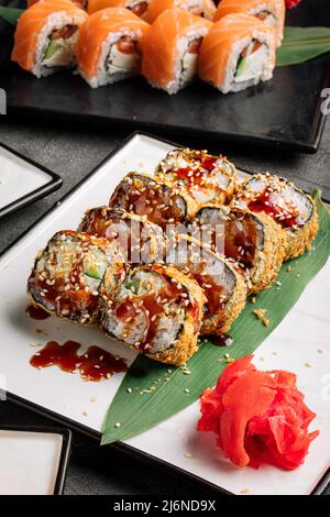 Sushi fritto tempura maki con salsa Foto Stock