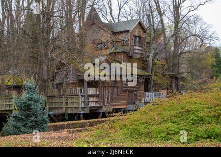 Alnwick Garden Tree House in Alnwick Gardens at Alnwick, Northumberland Regno Unito nel mese di aprile - la più grande casa di alberi del mondo Foto Stock