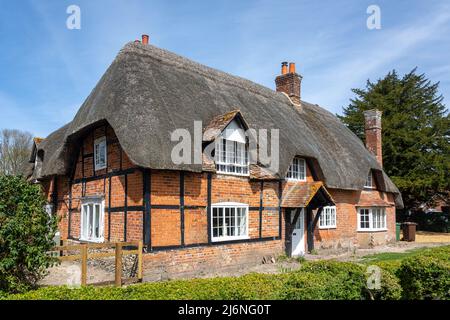 Casetta di paglia, Longparish, Hampshire, Inghilterra, Regno Unito Foto Stock