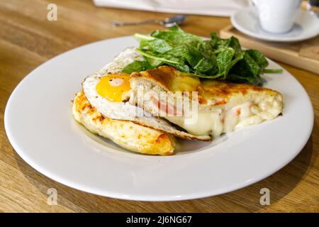 Croque monsieur o madame cibo francese con uova occhio tori Foto Stock