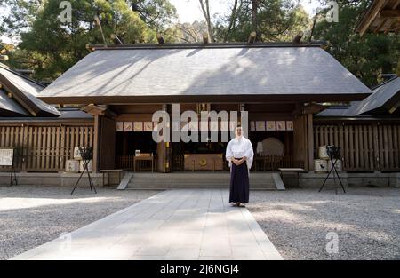 Il sacerdote Eishu Sato si dirige presso l'Amanoiwato Jinja, Shinto Shrine, Takachiho, Kyushu, Giappone Foto Stock