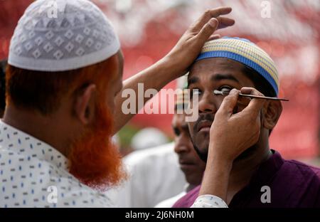 Guwahati, Assam, India. 03rd maggio 2022. Un uomo musulmano che applica Surma agli occhi prima di offrire la preghiera a un Eidgah per iniziare il festival Eid al-Fitr, che segna la fine del loro santo mese di digiuno del Ramadan, a Guwahati, Assam, India il 03 maggio 2022. Credit: David Talukdar/Alamy Live News Foto Stock