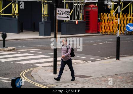 Londra UK, 3 May2022. A Westminster viene visualizzato un cartello con la presenza di un seggio elettorale prima delle elezioni locali che si terranno il 5 maggio, in quanto gli elettori di Inghilterra, Galles e Scozia vanno ai sondaggi per eleggere i loro consiglieri locali. Tutti i seggi dei consiglieri del quartiere londinese sono in su per rielezione e le elezioni Maya ed i sondaggi recenti indicano che il partito conservatore è regolato per temere più difettoso dopo il Partygate ed il sleazet di governo: amer Ghazzal/Alamy Live News Foto Stock