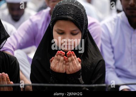 Guwahati, Assam, India. 03rd maggio 2022. Una ragazza musulmana offre la preghiera ad un Eidgah per iniziare il festival di Eid al-Fitr, che segna la fine del loro mese santo di digiuno di Ramadan, a Guwahati, Assam, India il 03 maggio 2022. Credit: David Talukdar/Alamy Live News Foto Stock