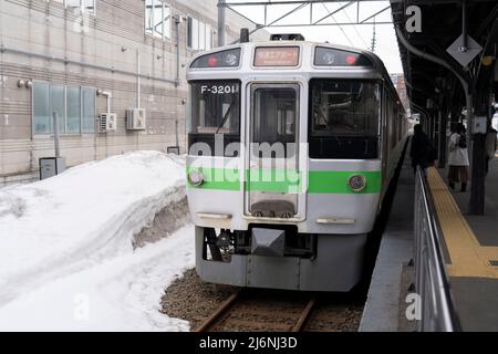 Treno JR da Otaru all'Aeroporto di Chitose via Sapporo, presso la Stazione di Otaru, Hokkaido, Giappone Foto Stock