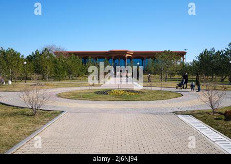 Le tradizionali colonne in legno intagliato del museo di storia annesso per Tashkent, vicino al parco Alisher Navoi. A Tashkent, Uzbekistan. Foto Stock