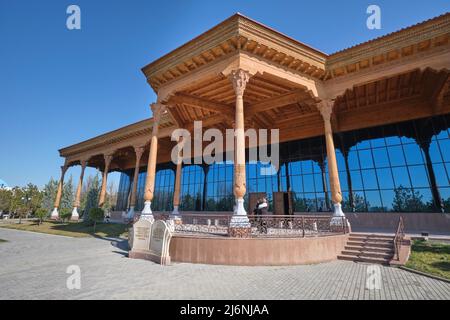 Le tradizionali colonne in legno intagliato del museo di storia annesso per Tashkent, vicino al parco Alisher Navoi. A Tashkent, Uzbekistan. Foto Stock