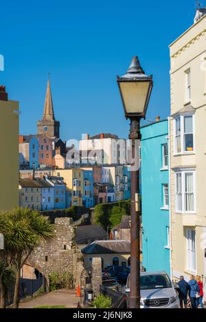 Proprietà Pembrokeshire, vista di case colorate nella storica zona del porto di Tenby, Pembrokeshire, Galles Foto Stock