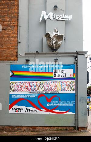 Birmingham Aids e HIV Memorial banner sul lato del Missing Gay Bar e nightclub su Hurst Street nel Gay Village. Foto Stock